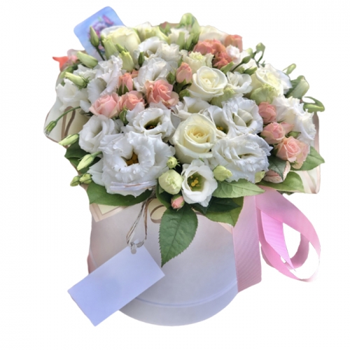 Букет из роз и эустомы в шляпной коробке "Лиона" Букет из роз и эустомы в шляпной коробке "Лиона"